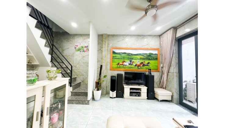 Bán Nhà kế Phan Xích Long, 2 Tầng 2 PN, Có sân để xe Nhỉnh 3 Tỉ